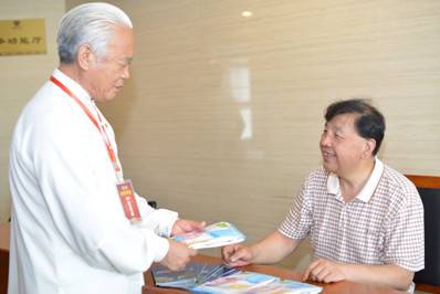 靳光祥在中医药创新发展论坛中倡导医疗外交