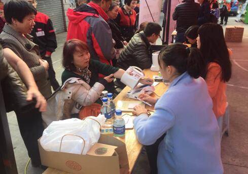 中康体检网寒冬送温暖,健康科普进社区