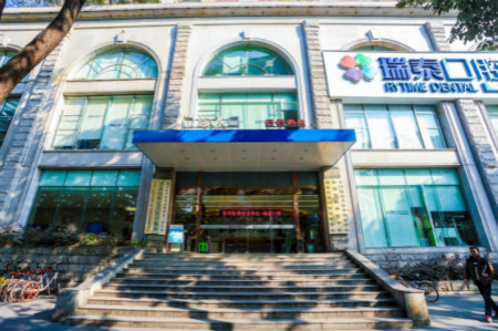 腾讯网专访成都瑞泰口腔种植牙专家张海元:联合国联黎司令部授予维护和平荣誉的医者