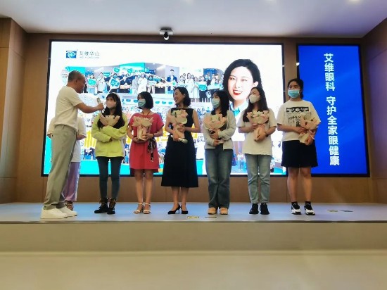 昆明艾维眼科医院杨亚菲医生ICL晶体植入手术破10000例